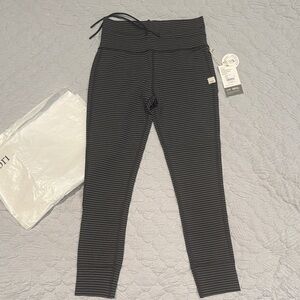 Vuori Stripe Daily Legging szM NWT ink stripe